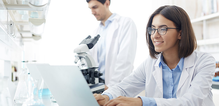 Investigadores en microscopio